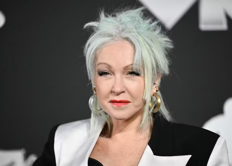 Cyndi Lauper convida Sam Smith para cantar “Time After Time”